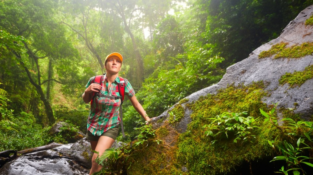 //www.som2travel.es/cdn/images/content/Costa Rica/hiking-corcovado-national-park-1520397938-1000X561.jpg